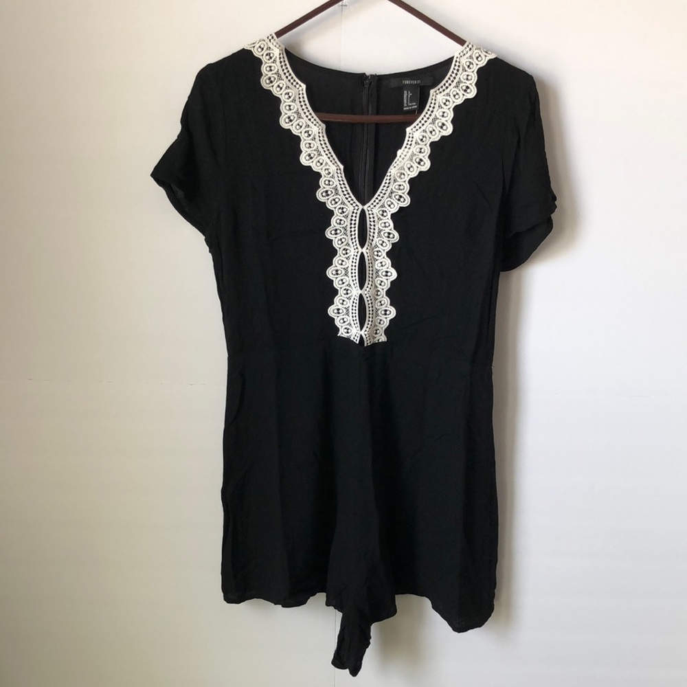 Forever 21 ladies large black/white crochet color pattern romper. NWT
